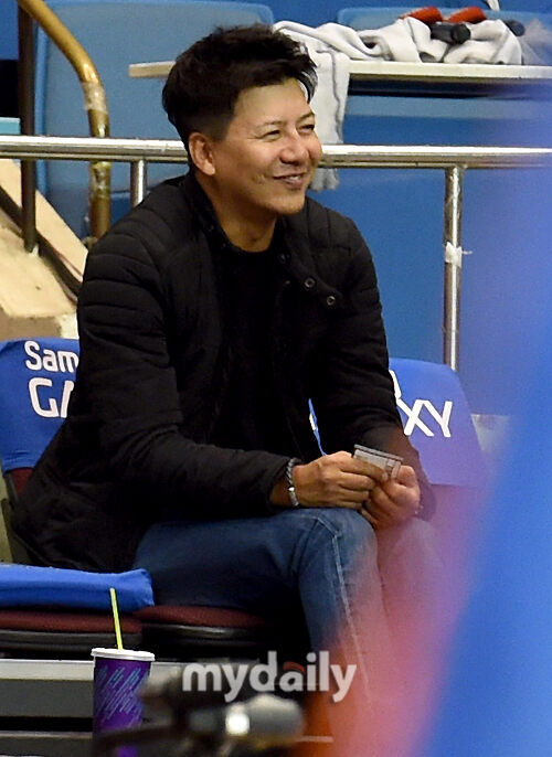 [MD포토] 손지창 '부인 오연수없이 혼자 농구 구경왔어요'