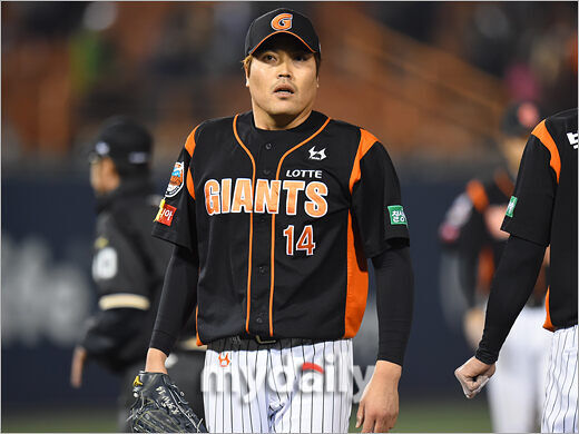 선수 시절 롯데 자이언츠 불펜에서 좌완 핵심 자원으로 꼽힌 강영식 코치가 다시 롯데 코칭스태프로 돌아올 가능성이 커졌다./마이데일리 DB