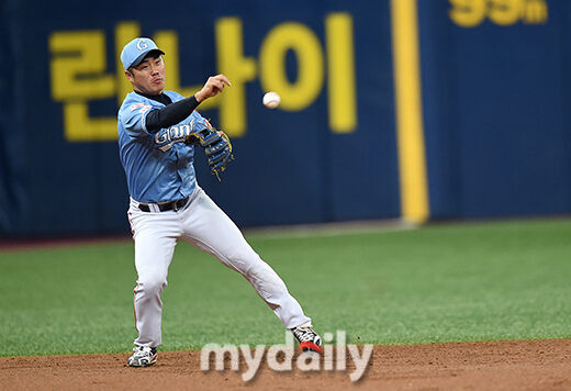 롯데 자이언츠와 KT 위즈에서 선수 생활을 한 신본기 KNN 야구해설위원이 2026 KBO 주니어리그 수비 클리닉에 코치로 참여한다. 사진은 롯데에서 뛸 당시 신본기./마이데일리 DB