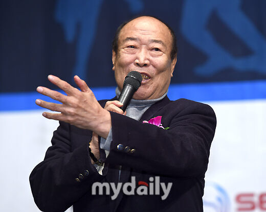 지난 15일 별세한 백인천 전 감독에 대한 장례식이 17일 오전 진행됐다. 백 전 감독이 생전 KBO로부터 공로패를 받은 뒤 소감을 밝히고 있다./마이데일리 DB