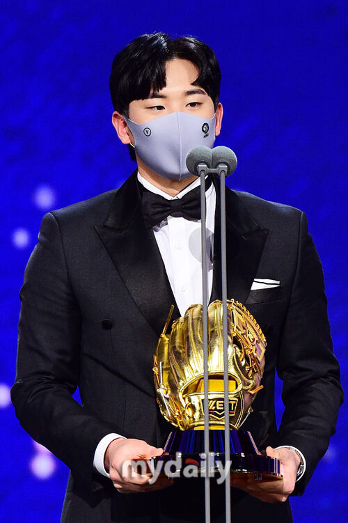 정은원이 2021년 2루수 부문 골든글러브르 받고 있다./마이데일리