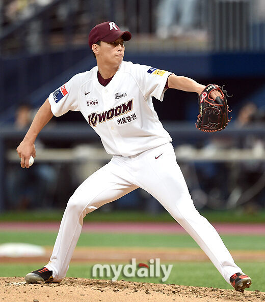 김성진이 서울 고척스카이돔에서 투구하고 있다./마이데일리