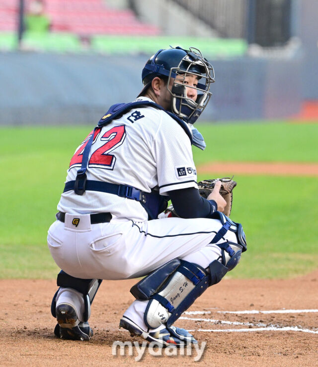 2023년 8월 17일 오후 서울 잠실야구장에서 '2023 신한은행 SOL KBO리그' KT 위즈와 두산 베어스의 경기가 열렸다. 두산 장승현이 선발 포수 마스크를 쓰고 있다./마이데일리