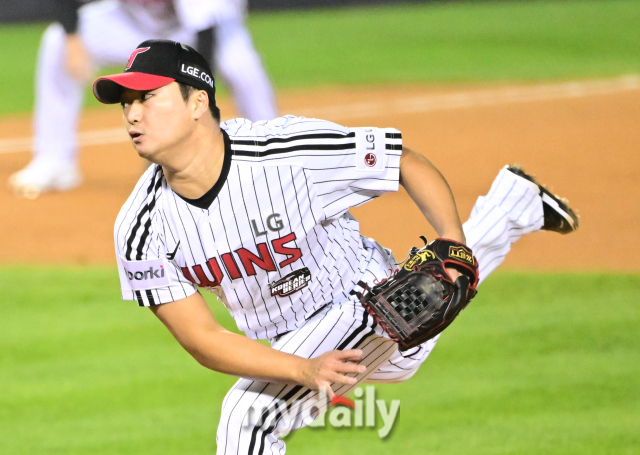 지난 2023년 11월 8일 오후 서울 잠실야구장에서 진행된 '2023 KBO 프로야구' 포스트시즌 한국시리즈 2차전 LG 트윈스와 kt 위즈의 경기에 등판해 역투하고 있는 고우석./마이데일리 DB
