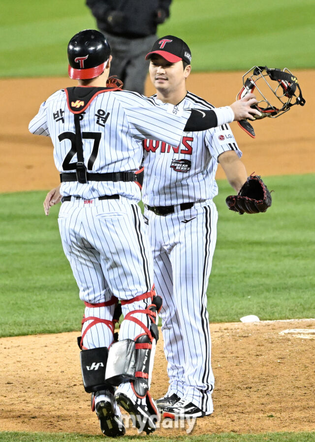 지난 2023년 11월 13일 오후 서울 잠실야구장에서 진행된 '2023 KBO 프로야구' 포스트시즌 한국시리즈 5차전 LG 트윈스와 kt 위즈의 경기. 9회초 kt 공격에 앞서 고우석(투수)과 박동원이 서로를 격려하고 았다./마이데일리 DB
