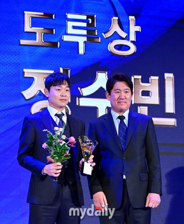 도루를 시도한 정수빈이 비디오판독을 요청하고 있다 / 잠실 = 유진형 기자 zolong@mydaily.co.kr