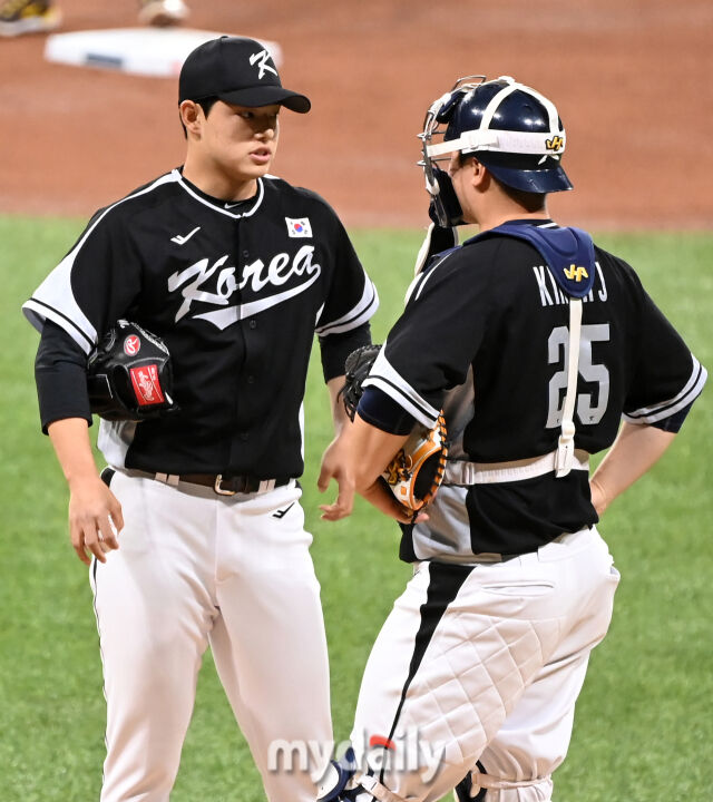 2024년 3월 17일 서울 구로구 고척스카이돔에서 열린 '메이저리그 월드투어 서울시리즈 2024' 스페셜 매치 팀 코리아와 샌디에이고 파드리스의 경기, 1회말 무사 1,2루 팀 코리아 문동주와 김형준이 대화를 나누고 있다./마이데일리