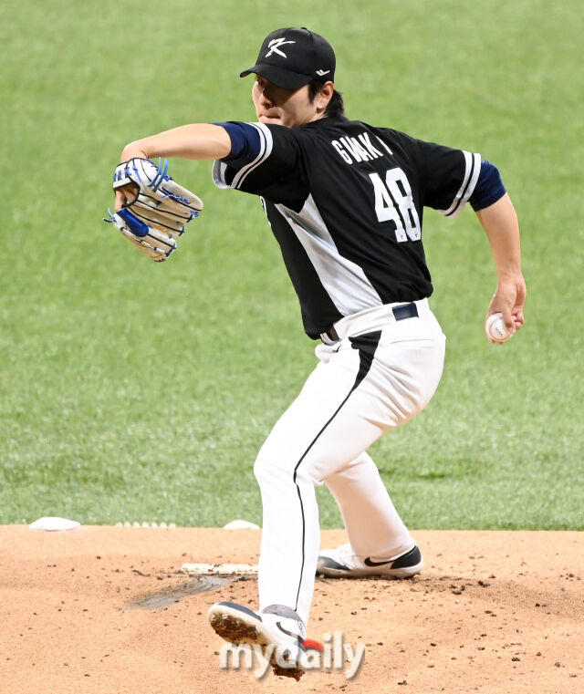 1회말 팀 코리아 곽빈이 역투하고 있다./고척=유진형 기자 zolong@mydaily.co.kr