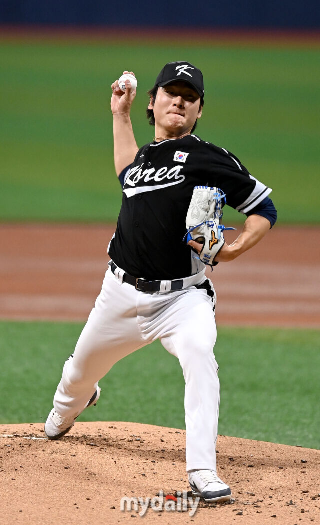 2024년 3월 18일 서울 고척스카이돔에서 ‘메이저리그 월드투어 서울시리즈 2024’ 스페셜 매치 팀 코리아와 LA 다저스 경기가 열렸다. 선발 투수로 등판한 팀 코리아 곽빈이 역투하고 있다./마이데일리