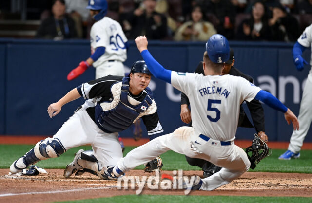 2024년 3월 18일 서울 고척스카이돔에서 ‘메이저리그 월드투어 서울시리즈 2024’ 스페셜 매치 팀 코리아와 LA 다저스 경기가 열렸다. 3회말 1사 1루 LA 다저스 안타 때 1루주자 프리먼이 홈까지 달려 세이프 되고 있다./마이데일리