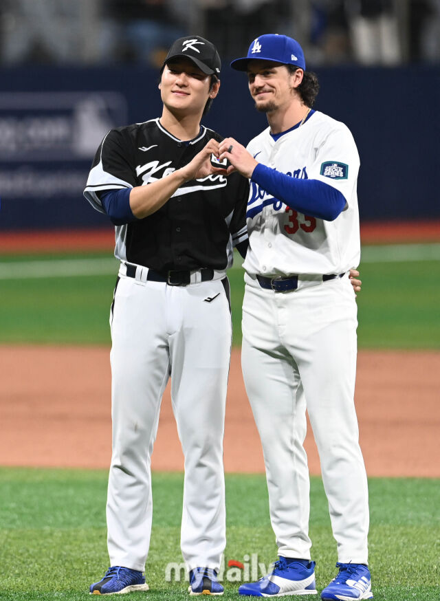 2024년 3월 18일 서울 고척스카이돔에서 ‘메이저리그 월드투어 서울시리즈 2024’ 스페셜 매치 LA 다저스와 팀코리아의 경기에 열렸다. 경기 종료 후 팀 코리아 곽빈이 LA 제임스 아웃맨과 기념 촬영을 하고 있다./마이데일리