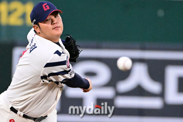 2024년 4월 23일 부산 사직야구장에서 진행된 '2024 신한 SOL 뱅크 KBO 리그' SSG-롯데의 경기. 롯데 선발 한현희가 공을 던지고 있다./유진형 기자