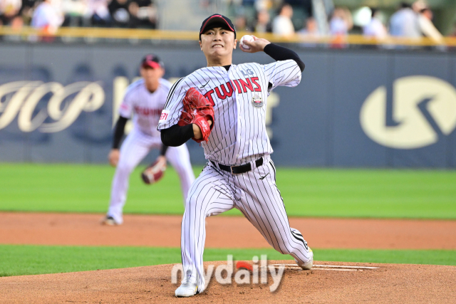 2024년 4월 26일 오후 서울 잠실야구장에서 '2024 신한 SOL Bank KBO리그' KIA 타이거즈와 키움 히어로즈의 경기가 열렸다. LG 선발투수 김윤식이 역투하고 있다./마이데일리