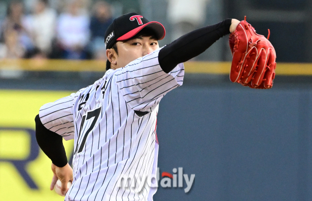 2024년 4월 26일 오후 서울 잠실야구장에서 '2024 신한 SOL Bank KBO리그' KIA 타이거즈와 키움 히어로즈의 경기가 열렸다. LG 선발투수 김윤식이 역투하고 있다./마이데일리