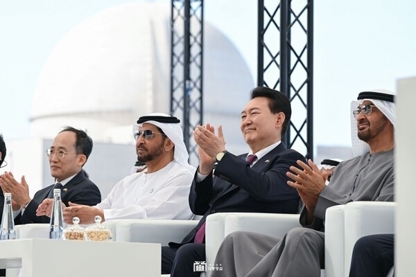 윤석열 대통령과 무함마드 빈 자이드 알 나흐얀 아랍에미리트(UAE) 대통령이 UAE 아부다비 알다프라 바라카 원자력 발전소에서 열린 3호기 가동 기념 행사에서 손뼉 치고 있다. /대통령실 홈페이지