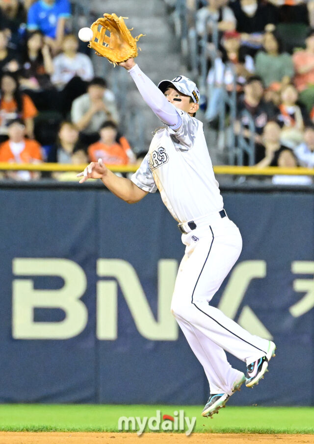 2024년 6월 13일 서울 잠실야구장에서 진행된 '2024 신한 SOL 뱅크 KBO 리그' 한화-두산의 경기. 두산 박준영이 6회말 노시환의 불규칙 바운드를 점프해 잡고 있다./마이데일리