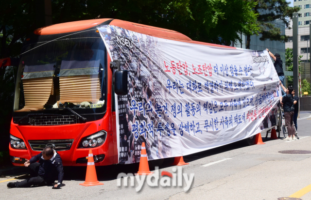 삼성전자 노조가 창사 첫 파업을 선언한 가운데 5월 29일 오전 서울 서초동 삼성전자 사옥 앞에서 노조원들이 파업버스에 플래카드를 설치하고 있다. /송일섭 기자