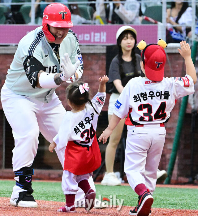 2024년 7월 6일 인천SSG랜더스필드에서 진행된 '2024 신한 SOL Bank KBO리그 올스타전'. 나눔 올스타 최형우가 솔로 홈런을 때린 뒤 아들과 딸의 환영을 받고 있다./마이데일리
