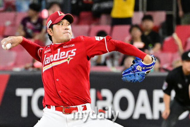 2024년 7월 25일 오후 경기도 수원 KT위즈파크에서 진행된 ‘2024 신한 SOL Bank KBO리그’ SSG-KT의 경기. SSG 서진용이 5회말 구원 등판해 역투르 펼치고 있다./마이데일리