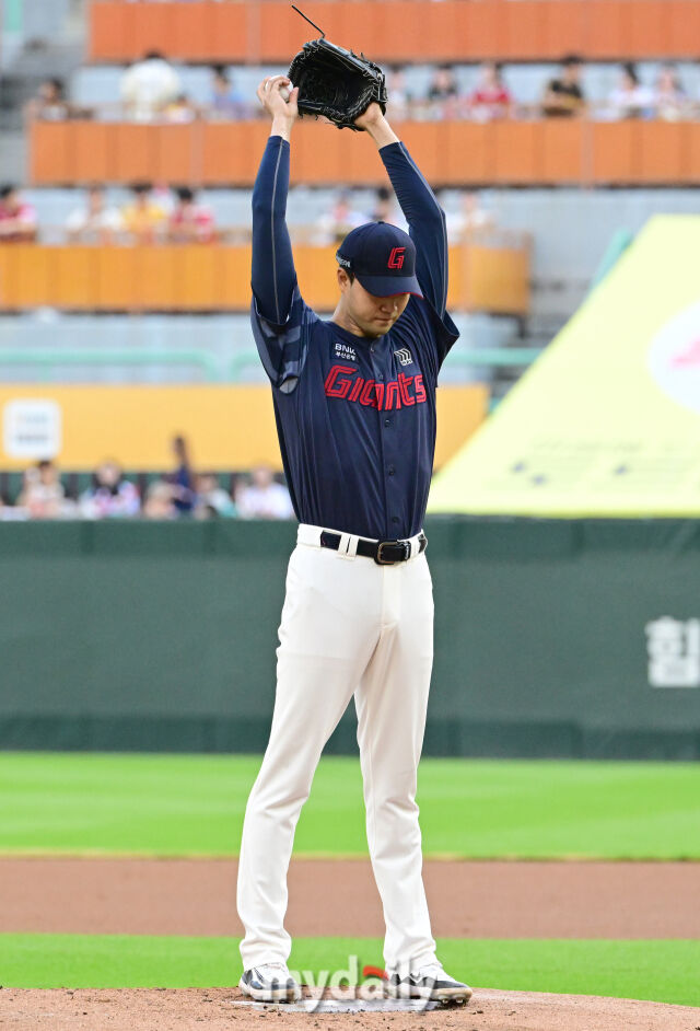 2024년 7월 30일 인천 SSG랜더스필드에서 '2024 신한 SOL Bank KBO리그, 롯데 자이언츠와 SSG 랜더스의 경기가 열렸다. 롯데 선발투수 윤성빈이 투구를 준비하고 있다./마이데일리
