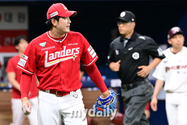 2024년 8월 7일 오후 서울 고척스카이돔에서 진행된 ‘2024 신한 SOL Bank KBO리그’ SSG-키움의 경기. SSG 서진용이 9회말 구원 등판해 6-2 승리를 지킨 뒤 미소를 짓고 있다./마이데일리