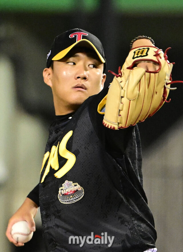 2024년 8월 8일 서울 잠실구장에서 '2024 신한 SOL Bank KBO리그, LG 트윈스와 두산 베어스의 경기가 열렸다. LG 김영준이 9회말 구원등판해 역투하고 있다./마이데일리