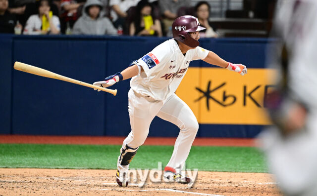 2024년 8월 14일 서울 고척스카이돔에서 '2024 신한 SOL Bank KBO리그, KIA 타이거즈와 키움 히어로즈의 경기가 열렸다. 키움 원성준이 6회말 1사 2루서 대타로 나와 타격하고 있다./마이데일리