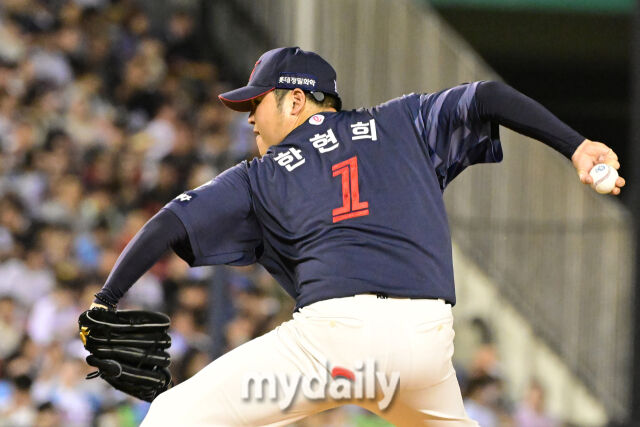 2024년 8월 14일 서울 잠실야구장에서 진행된 ‘2024 신한 SOL Bank KBO리그’ 롯데-두산의 경기. 롯데 한현희가 6회말 구원 등판해 역투를 펼치고 있다./유진형 기자