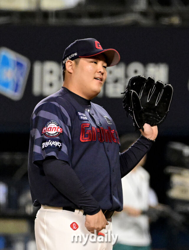 2024년 8월 31일 서울 잠실구장에서 '2024 신한 SOL Bank KBO리그, 롯데 자이언츠와 두산 베어스의 경기가 열렸다. 롯데 한현희가 5회말 2사 만루서 구원등판했지만 두산 양의지 타석 때 스트라이크 낫아웃 폭투로 실점한 뒤 아쉬워하고 있다./마이데일리