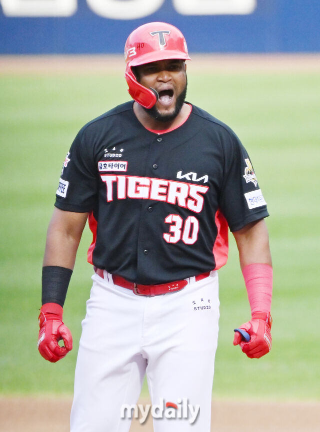 26일 오후 대구광역시 연호동 대구삼성라이온즈파크 에서 진행된 '2024 프로야구 KBO리그 포스트시즌' 한국시리즈 4차전 삼성라이온즈와 KIA타이거즈의 경기. 기아 소크라테스가 3회초 무사 만루서 2타점 적시타를 친 뒤 환호하고 있다./마이데일리