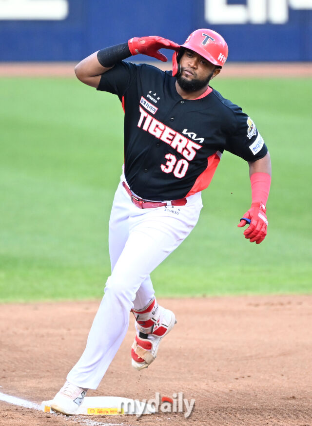 26일 오후 대구광역시 연호동 대구삼성라이온즈파크 에서 진행된 '2024 프로야구 KBO리그 포스트시즌' 한국시리즈 4차전 삼성라이온즈와 KIA타이거즈의 경기. 기아 소크라테스가 6회초 1사 1루서 2점홈런을 터뜨린 뒤 베이스를 돌고 있다./마이데일리