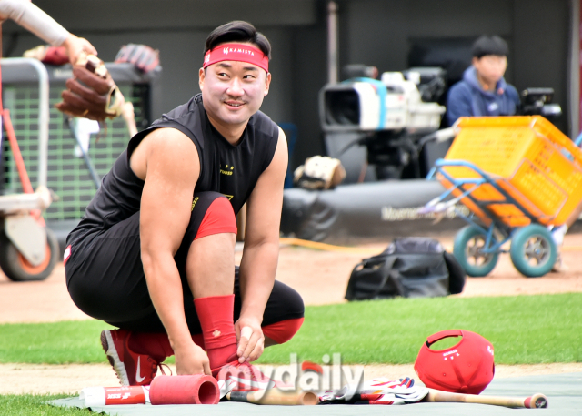 28일 오후 광주광역시 임동 광주기아챔피언스필드에서 진행되는 '2024 프로야구 KBO리그 포스트시즌' 한국시리즈 5차전 KIA타이거즈와 삼성라이온즈의 경기. 기아 김태군이 경기전 훈련에 나서고 있다./마이데일리