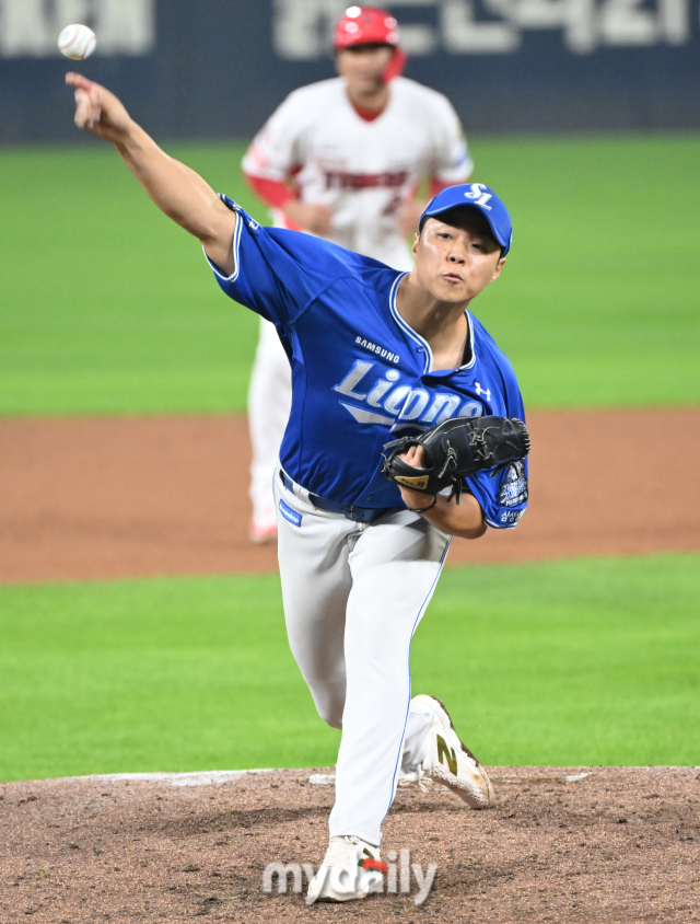 28일 오후 광주광역시 임동 광주기아챔피언스필드에서 진행된 '2024 프로야구 KBO리그 포스트시즌' 한국시리즈 5차전 KIA타이거즈와 삼성라이온즈의 경기. 삼성 김무신이 역투하고 있다.