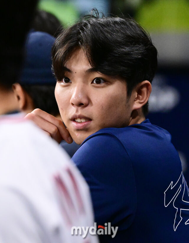 대한민국 야구대표팀 김영웅이 6일 오후 서울 고척스카이돔에서 진행된 상무와의 연습를 지켜보고 있다./마이데일리