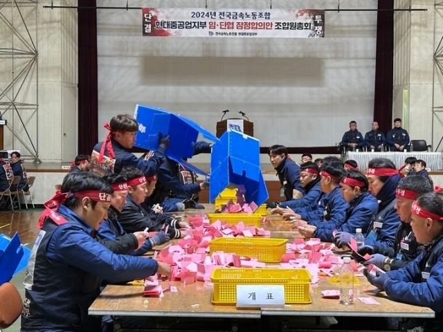 HD현대중공업 노동조합이 11월 21일 오후 임단협 2차 잠정합의안 수용 여부를 묻는 조합원 찬반투표를 실시한 가운데 울산 본사 사내체육관에서 개표작업이 진행되고 있다. /HD현대중공업 노조
