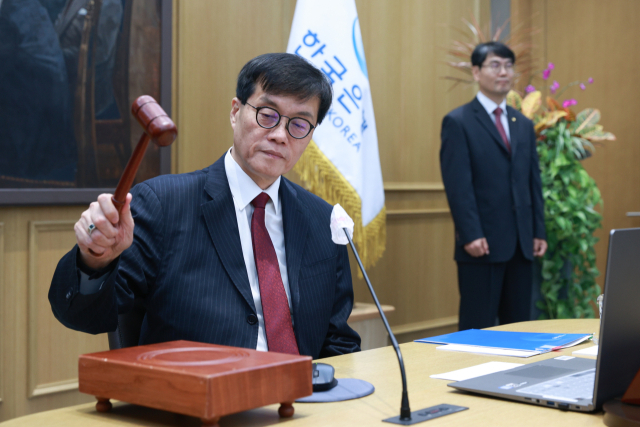 이창용 한국은행 총재가 지난 5월29일 서울 중구 한국은행 본관에서 열린 금융통화위원회 본회의에서 의사봉을 두드리며 개회 선언을 하고 있다. /한국은행