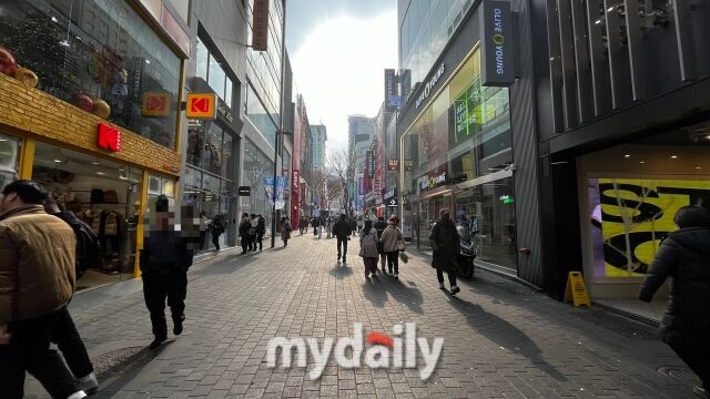 지난해 12월 30일 오후 12시 명동 거리 중심지. 사람들이 활발하게 다니는 시간임에도 거리에 사람이 많지 않다. /심지원 기자