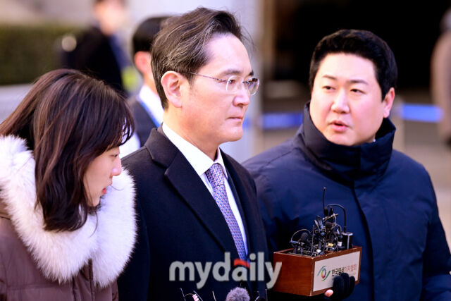이재용 삼성전자 회장이 지난 2월 3일 오후 서울 서초구 서울중앙지방법원에서 진행된 '경영권 불법 승계' 의혹 자본시장과금융투자업에관한법률위반 등 항소심 선고 공판에서 무죄를 선고 받은 뒤 법원을 나서고 있다. /마이데일리 DB