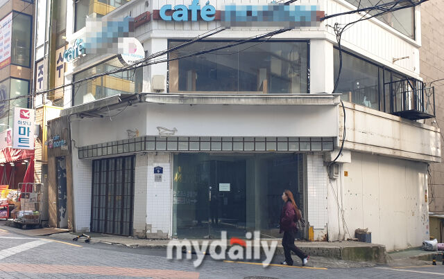 서울 서대문구 대현동 이화여자대학교 앞 한 폐업한 카페에 집기가 그대로 놓여 있다. 불경기에 이대 앞 상권에서 폐업한 카페와 옷 가게가 즐비하다. /마이데일리 DB