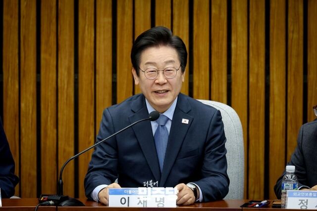 이재명 대통령이 지난 1월 23일 국회 본청 245호에서 더불어민주당 외교안보통일자문회의의 주최로 열린 토론회 '트럼프 2기 정부 출범과 대한민국의 국익'에 참석해 기념 촬영을 하고 있다. /더불어민주당