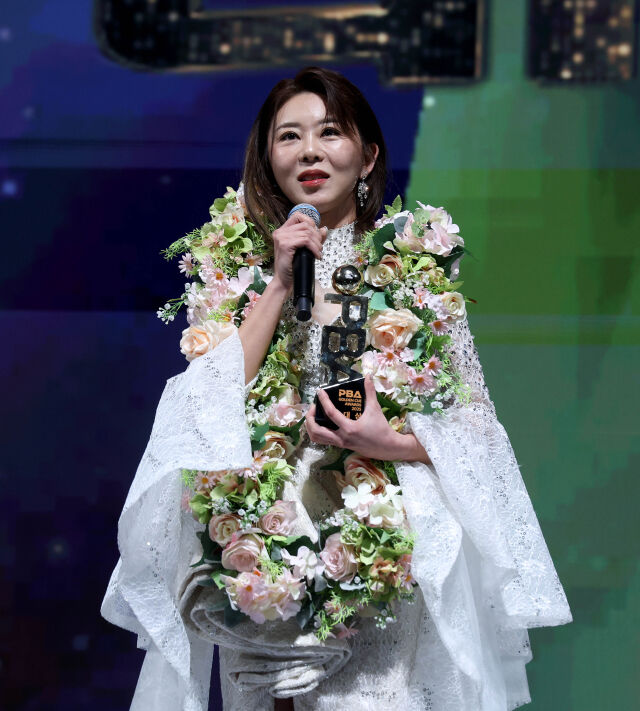 김가영이 19일 그랜드워커힐 서울 비스타홀에서 진행된 ‘PBA 골든큐 어워즈 2025’에서 대상 수상 후 소감을 전하고 있다./PBA