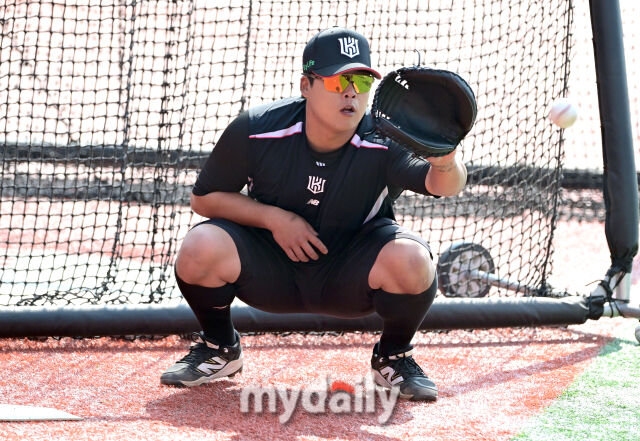 2025년 3월 22일 오후 경기도 수원KT위즈파크에서 '2025 신한 SOL뱅크 KBO 리그' 한화 이글스와 KT 위즈의 경기. KT 강백호가 포수 훈련을 하고 있다./마이데일리