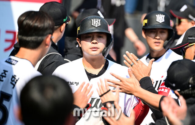 2025년 3월 22일 오후 경기도 수원KT위즈파크에서 '2025 신한 SOL뱅크 KBO 리그' 한화 이글스와 KT 위즈의 경기. KT 3루 주자 문상철이 2회말 1사 3루서 배정대의 우익수 희생플라이 때 홈을 밟은 뒤 동료들의 축하를 받고 있다./마이데일리