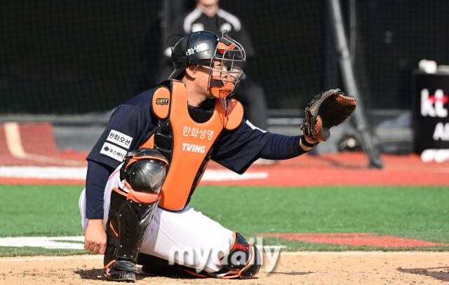 2025년 3월 22일 오후 경기도 수원KT위즈파크에서 '2025 신한 SOL뱅크 KBO 리그' 한화 이글스와 KT 위즈의 경기. 한화 이재원이 5회말 포수로 교체 출장해 투수를 리드하고 있다./마이데일리