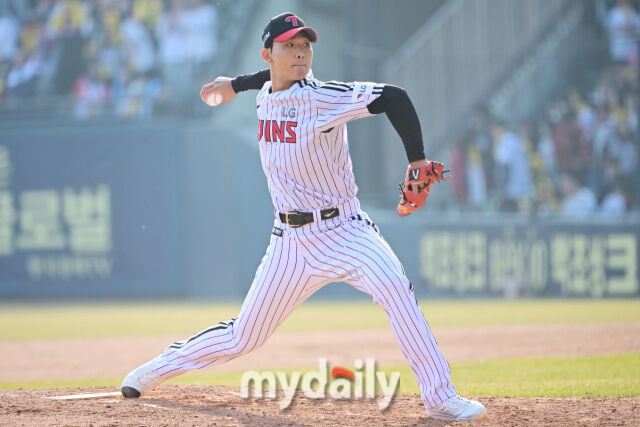 22일 서울 잠실야구장에서 열린 '2025 신한 SOL BANK KBO리그' 롯데 자이언츠와 LG 트윈스 개막전 경기.<br><br>LG 우강훈이 경기 9회초 교체되 마운드에 올라 힘차게 투구하고 있다./마이데일리