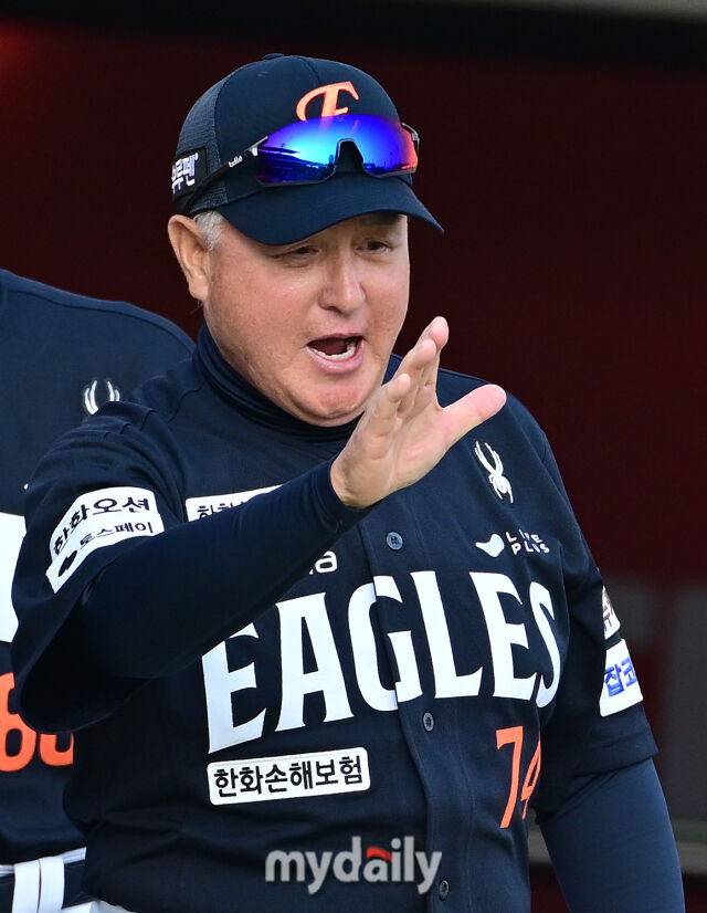 2025년 3월 22일 오후 경기도 수원KT위즈파크에서 '2025 신한 SOL뱅크 KBO 리그' 한화 이글스와 KT 위즈의 경기. 한화 김경문 감독이 4-3으로 승리한 뒤 기뻐하고 있다./마이데일리