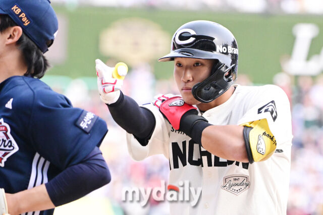 SSG 박지환이 23일 오후 인천 SSG랜더스필드에서 진행된 ‘2025 신한 SOL BANK KBO리그’ 두산-SSG의 경기 7회말 무사 2루에서 안타를 때린 뒤 세리머니를 펼치고 있다./마이데일리