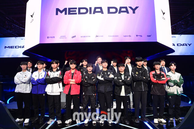 서울 LCK 아레나 롤파크에서 진행된 '2025 LCK 개막 미디어데이'에서 10개팀이 포즈를 취하고 있다. /마이데일리
