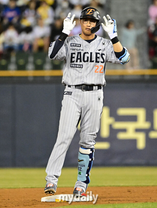 2025년 3월 26일 오후 서울잠실구장에서 진행된 '2025 신한 SOL뱅크 KBO 리그' 한화 이글스와 LG 트윈스의 경기. 한화 채은성이 7회초 2사 후 2루타를 친 뒤 기뻐하고 있다./마이데일리