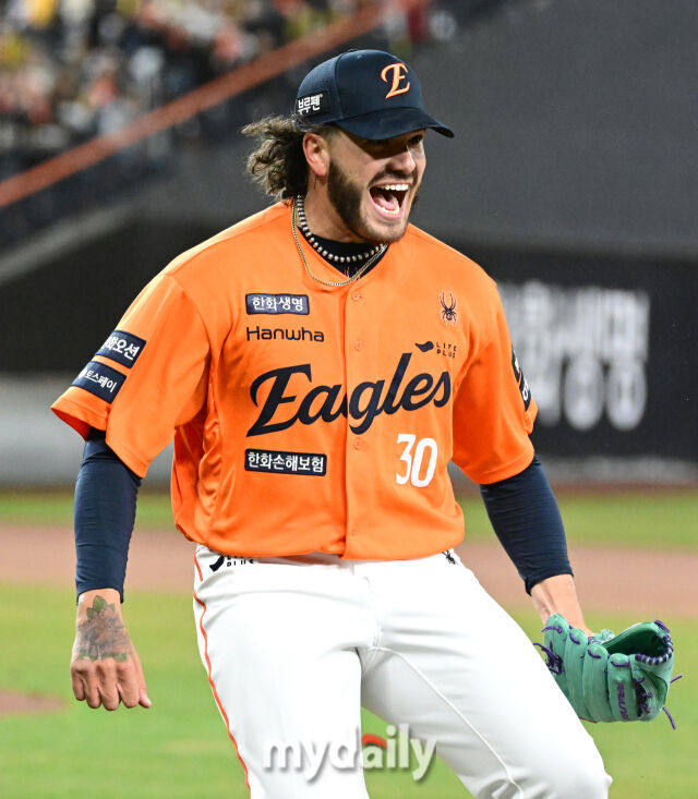 2025년 3월 28일 오후 대전 한화생명 볼파크에서 진행된 '2025 신한 SOL뱅크 KBO 리그' KIA 타이거즈와 한화 이글스의 경기.<br><br>한화 선발투수 폰세가 6회초를 마치며 포효하고 있다./마이데일리